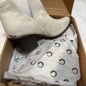 Brand New in Box!! Journey Collection Cream Ankle Booties